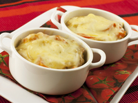 Мясо в горшочках с овощами и сыром