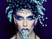 Макияж-эпатаж: Визажист создает шедевры с помощью косметики