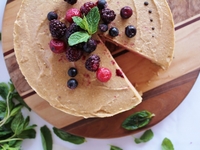 Постный бананово-клубничный торт