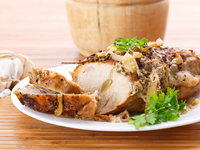 Мясной рулет с чесноком