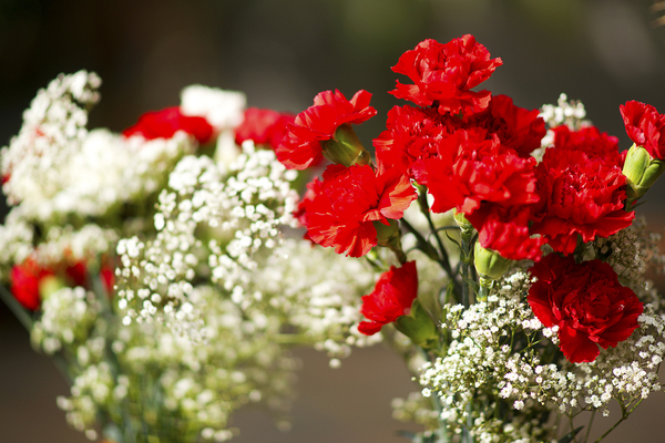 Как сделать красивые букеты для украшения стола (ВИДЕО)