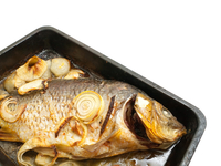 Запеченный карп с грибами и луком