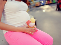 Ученые запретили беременным есть жирную пищу