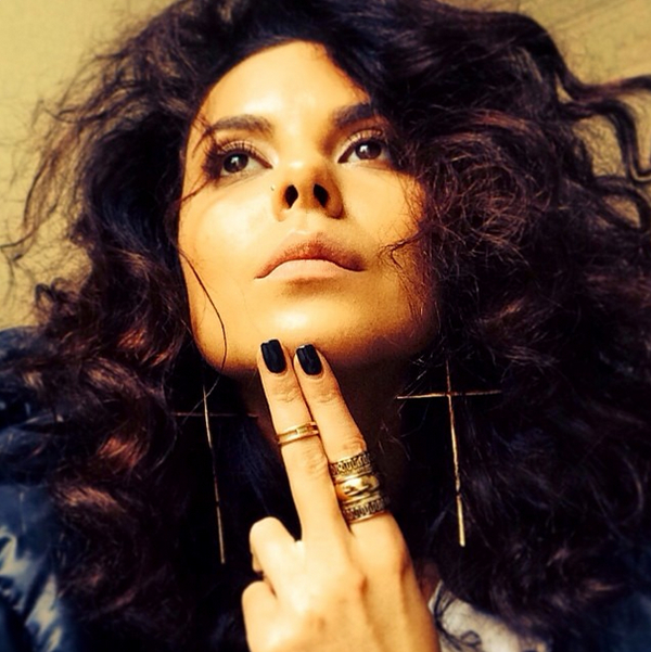 Настя Каменских показала стройные ножки