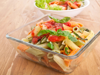 Постные макароны с томатным соусом и базиликом