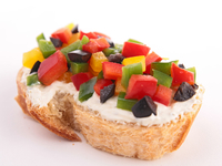 Брускетта с маслинами и сладким перцем