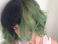 Озеленилась: Кэти Перри покрасила волосы в яркий цвет