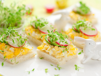 Пасхальные канапе с редисом и яйцом