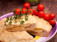 Пасхальный пирог с ветчиной и яйцом