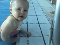 Маленькая девочка показала, как надо плавать