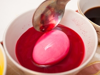 Как красить яйца свекольным соком