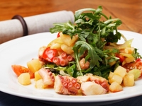 Салаты с морепродуктами: Три вкусные идеи