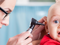 Что делать, если болит ухо: 10 народных средств