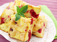 Шарлотка с яблоками и вишней