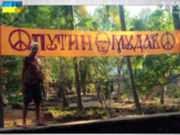 Украинский художник привез в Индию плакат "Путин – м*дак"