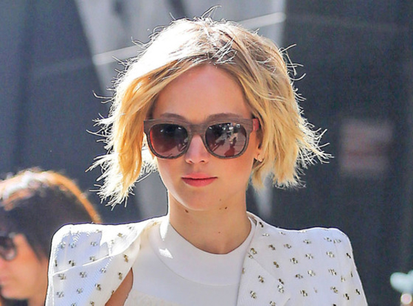 Равнение на боб: Дженнифер Лоуренс отращивает волосы