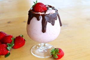 Как приготовить молочный коктейль с клубникой (ВИДЕО)