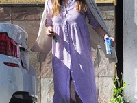 Джессика Бил вышла на прогулку с подругой в ночной рубашке