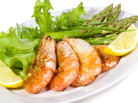 Салат из креветок и спаржи