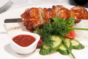 Как приготовить шашлык с томатным соусом (ВИДЕО)