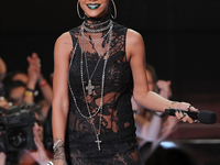 Ошибки в макияже: Рианна накрасила губы зеленой помадой