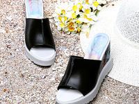 На высоте: стильные образы с обувью на платформе