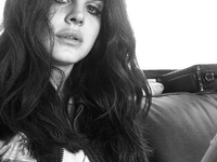 Лана Дель Рей сняла клип на песню West Coast: Пляж, мужчины и пожар