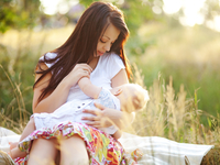 Как правильно прикладывать к груди и кормить малыша