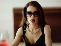 Виктория Дайнеко сняла смелый клип: Чулки, цепи и эротические сцены