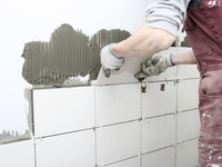 Как положить плитку в ванной своими руками