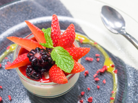 Молочное желе с клубникой