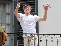 Брэд Питт и Мэтью Макконахи устроили футбол на балконе