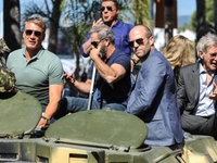 Каннский кинофестиваль 2014: Сталлоне и Шварцнеггер приехали на БТРе