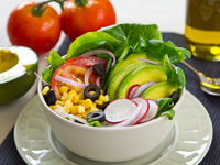 Салат из редиса и авокадо