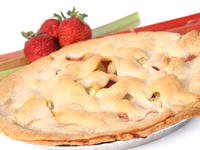 Пирог с ревенем и клубникой