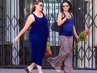 Мила Кунис гуляет с беременной сестрой Эштона Катчера