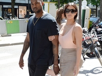 Ким Кардашян без нижнего белья вышла на прогулку с женихом