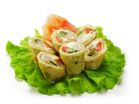 Блинные роллы с курицей и овощами