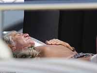 73-летний Роберто Кавалли отдохнул на яхте с 26-летней моделью