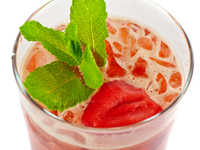 Холодный клубничный чай