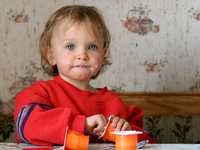 Как приучить ребенка есть молочные продукты