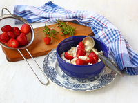 Клубника с творогом на завтрак