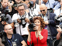 79-летняя Софи Лорен повеселила фотографов в Каннах