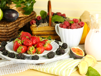 Как украсить стол летними ягодами: ТОП-10 идей