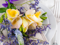 Как украсить стол полевыми цветами: ТОП-10 идей