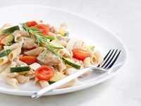 Паста с овощами и тунцом