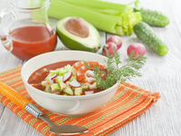 Холодный томатный суп с овощами