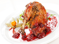 Утиные ножки с вишневым соусом