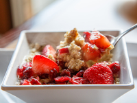 Овсяная каша с клубникой