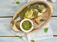 Запеченная дорада со щавелевым соусом